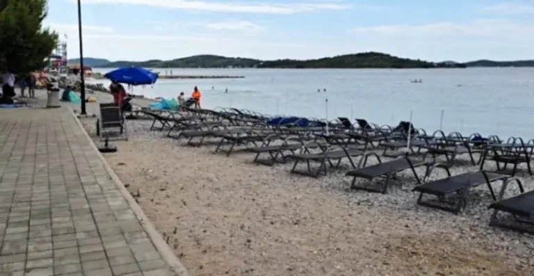 Pa, gdje su ti gosti na Jadranu?! Ovako izgleda plaža u špici sezone u poznatom ljetovalištu na hrvatskom primorju!