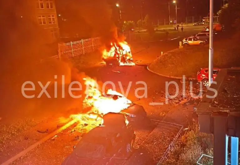 Dronovima napadnut grad kod Moskve. Gorjeli auti, pogođena zgrada