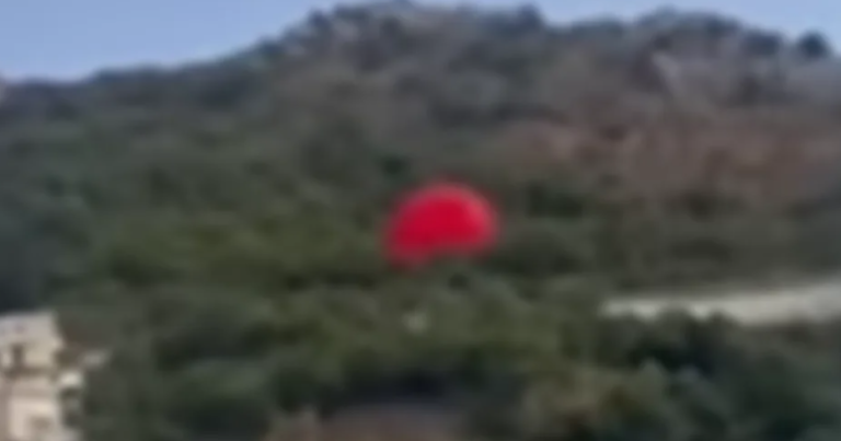 Drama u Bečićima: Padobran se otkačio tokom parasejlinga, turista odletio pravo prema zgradama!