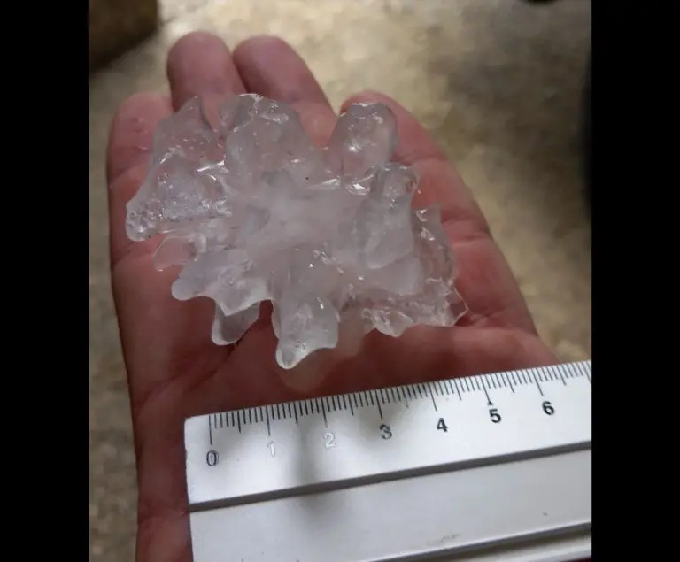 U Hrvatskoj padao grad veličine 5cm, letjeli krovovi, vodene bujice na autocesti