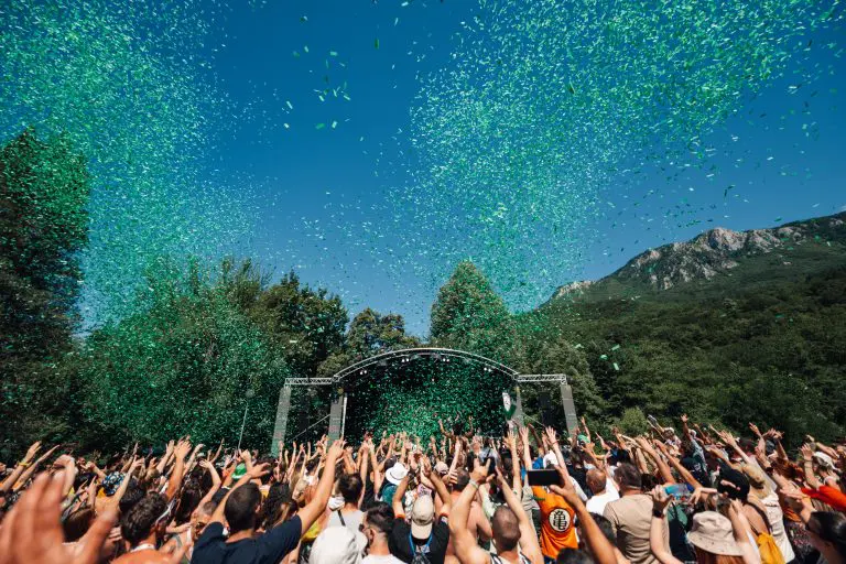 „Tjentište živi punim plućima: Počeo „Jelen OK Fest“