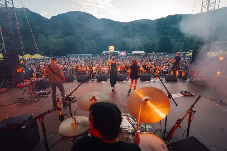 „Muzička fuzija i nostalgija u Dolini heroja: Završeno prvo veče „Jelen OK Fest“