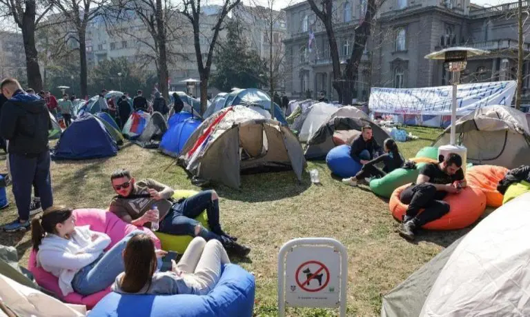 U Beogradu ništa novo: Postavljeni šatori, niče novi Ćacilend?
