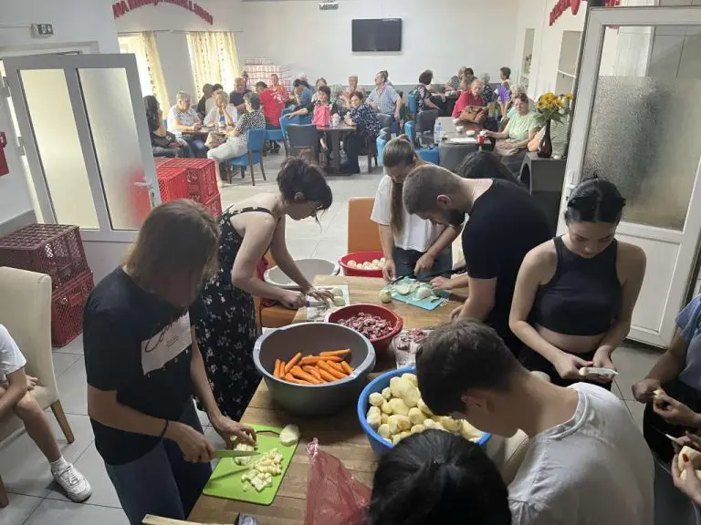 Mladi Banjalučani pripremili i podijelili 800 obroka u javnoj kuhinji „Obrok ljubavi“