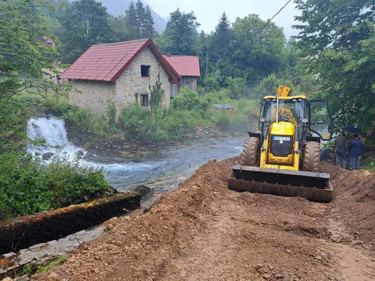 Nelegalno kopanje u rijeci Plivi: Aktivisti na terenu, očekuju dolazak policije (FOTO, VIDEO)