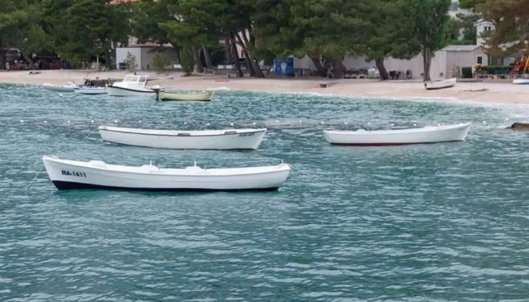 Na ovoj plaži u Hrvatskoj ne preporučuje se kupanje do daljnjeg, u moru pronađena opasna bakterija