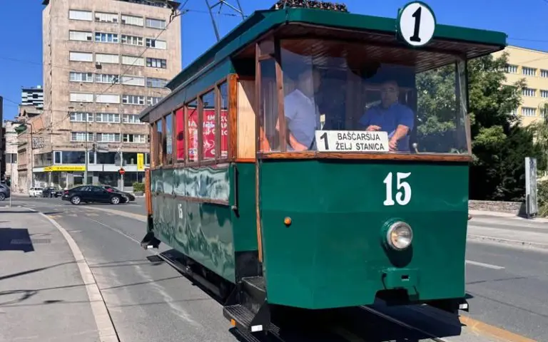 Atrakcija u Sarajevu: U saobraćaju vraćen prvi električni tramvaj