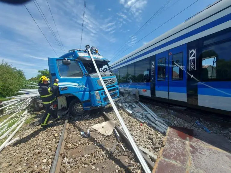 Teška nesreća u Hrvatskoj: Kamion podletio pod putnički voz, jedna osoba poginula