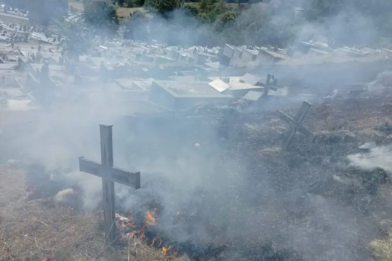 Požar na Novom groblju u Banjaluci, vatra zahvatila grobove