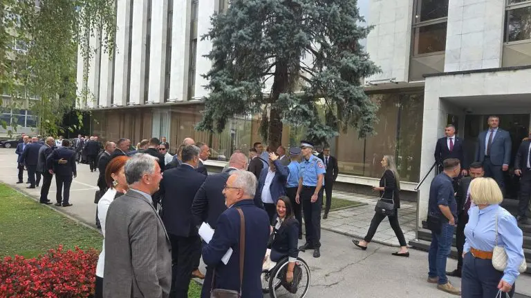 NSRS evakuisana, odgođen početak sjednice   zbog dojave o bombi! FOTO/VIDEO