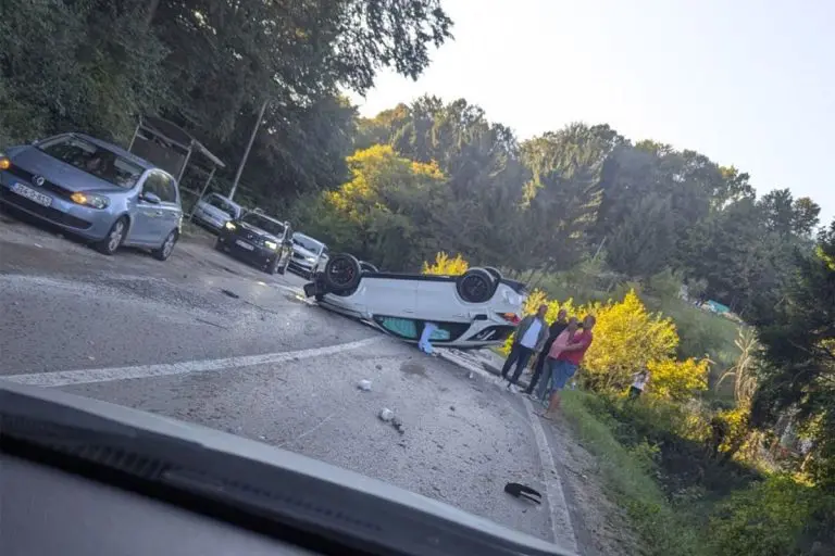 Teška nezgoda u Banjaluci: Automobil završio na krovu