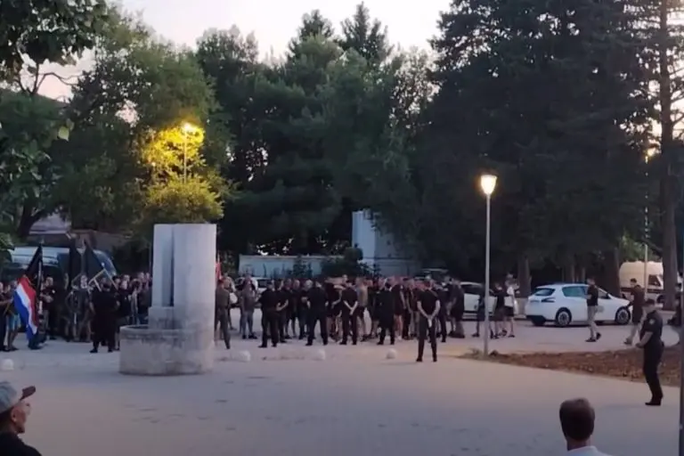 Atmosfera ratnog stanja u Hrvatskoj: Festival „Nosi se“ u Benkovcu otkazan, veterani i navijači uzvikivali „Za dom spremni“, prijetnje nasiljem