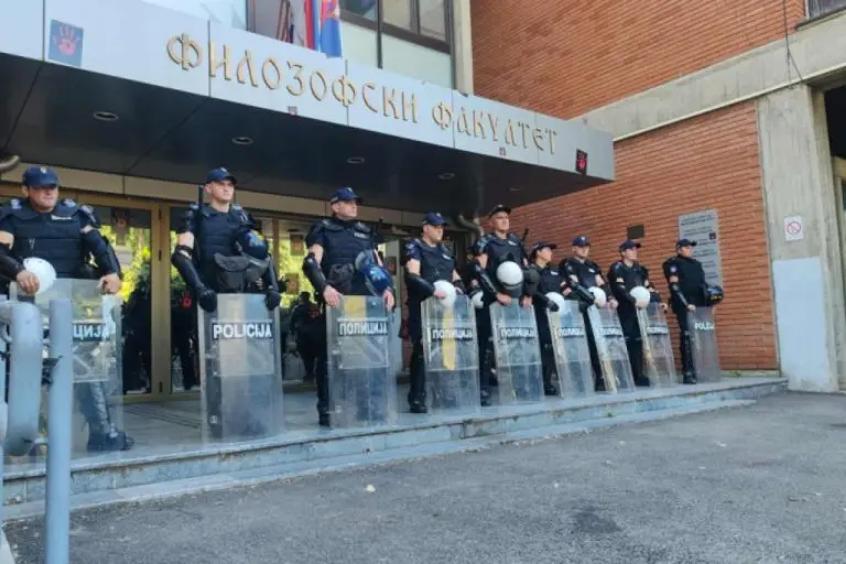 Studenti najavili da ostaju ispred fakulteta dok im ne dozvole ulazak (VIDEO)