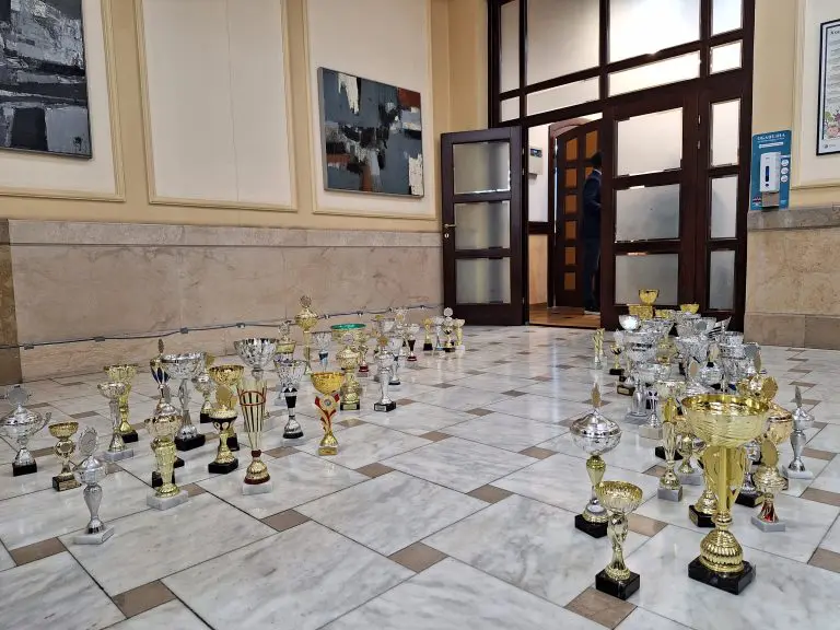 Banjaluka: Najtrofejniji sportski klub u BiH ostavio svoje pehare ispred gradske Skupštine