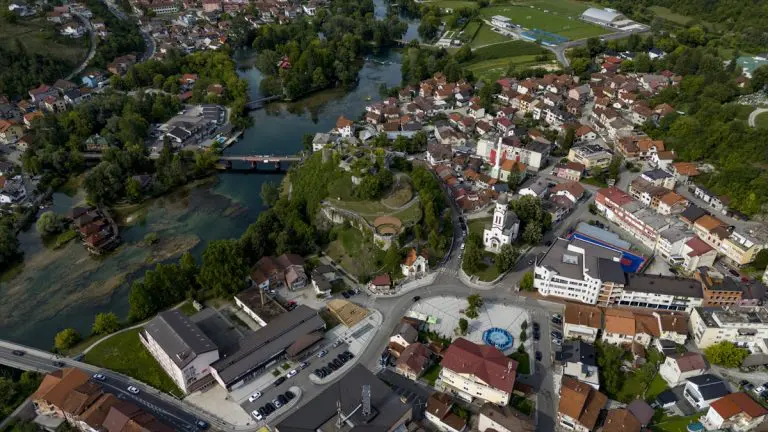 Bosanska Krupa: Tri bogomolje u jednom “dvorištu”