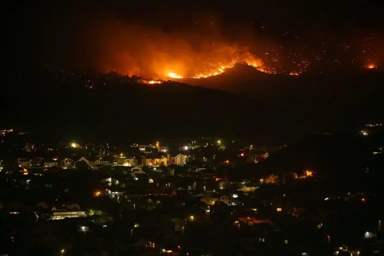 Bjesne požari širom Crne Gore – evakuacije, Srbija uputila pomoć, uhapšeni piromani