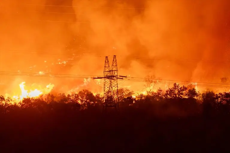 Alarmantno u Crnoj Gori: Helikopteri spasavali opkoljene vatrogasce
