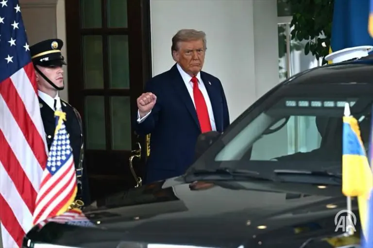 Završen je sastanak u Bijeloj kući, Trump na krstko prekinuo da se čuje sa Putinom, šaptao Macronu