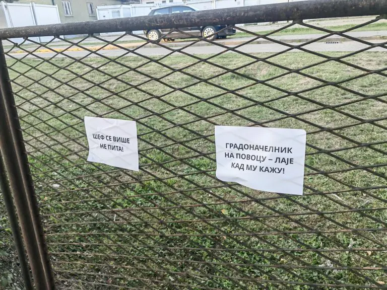 PORUKE NADLEŽNIM: Sve za kumove, ništa za narod, ne spavaj dok ti uzimaju grad (FOTO)