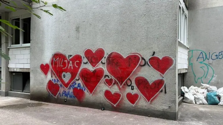 Prijeteća poruka Jergoviću prešarana crvenim srcima. “Ne bojimo se i ima nas”