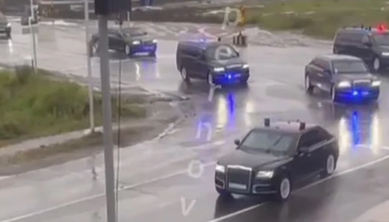 Putin u blindiranoj limuzini krenuo put Aljaske, oko njega neviđena zaštita, pogledajte kakva mu je pratnja (VIDEO)