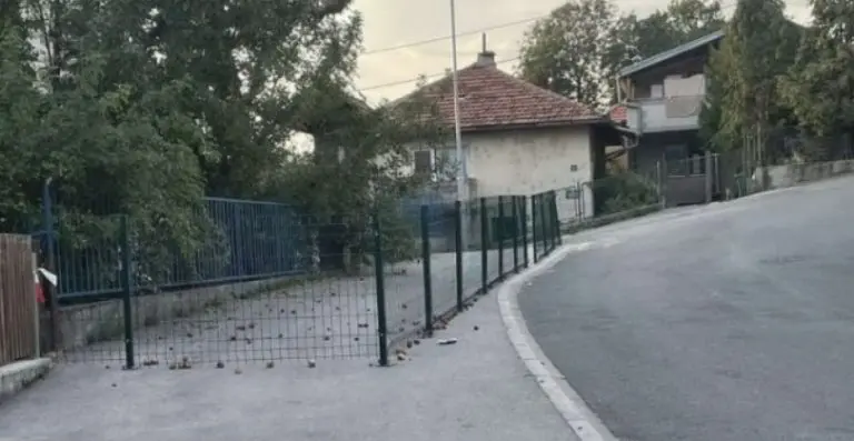 Vjerovali ili ne: U Sarajevu preko noći ogradio trotoar