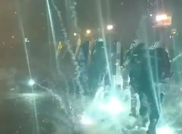 Napad SNS-ovaca na građane i policiju u Bačkoj Palanci i Vrbasu: Letjele kamenice i pirotehnička sredstva, ima povrijeđenih