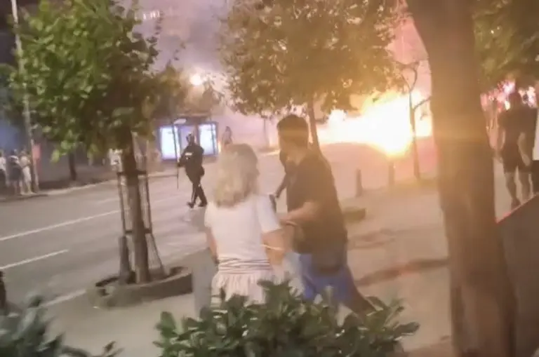 HAOS U SRBIJI: Žestoki okršaji policije i građana u Beogradu, demolirane prostorije SNS-a, bačen suzavac, oglasio se Vučić