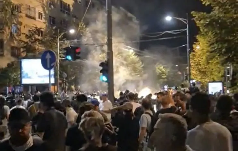 Prebijanja, pirotehnika, kordoni policije, oklopna vozila: Brutalne scene iz Srbije i Beograda