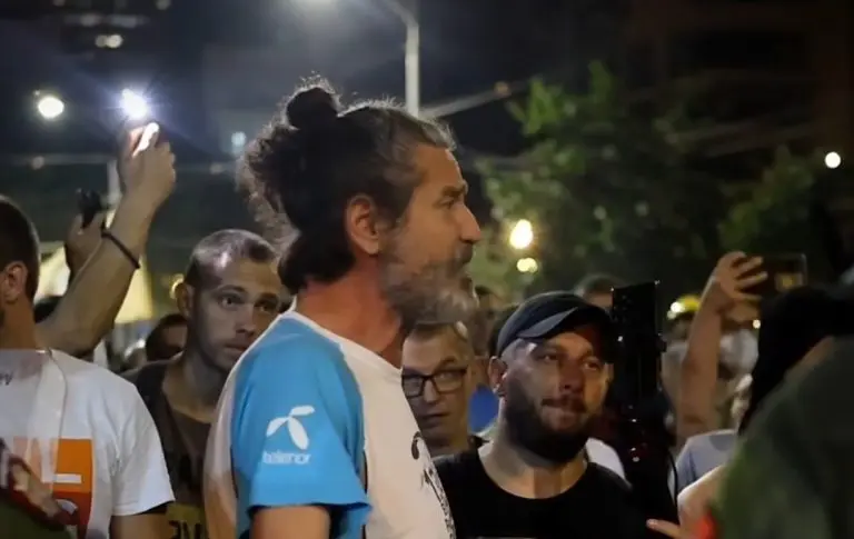 Glumac Gagi Jovanović sa Beograđanima ispred kordona: „Koga čuvate? One kriminalce?“