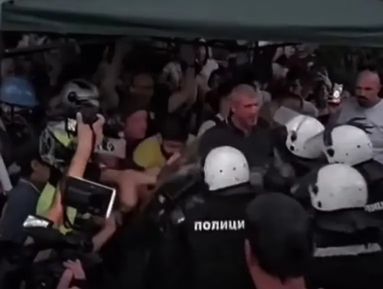 Napeto u Novom Sadu: Kordon policije i građani