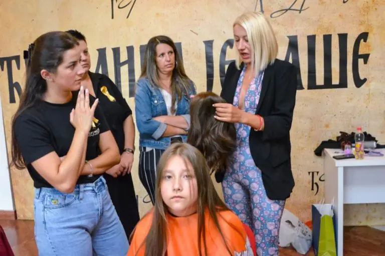 Humanost na djelu: Stotinu građana Teslića darovalo kosu za perike mališanima