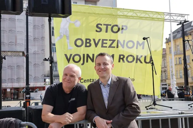 Protest protiv obaveznog vojnog roka u Zagrebu: “Ulažite u nas ne u bombe, nismo topovsko meso”