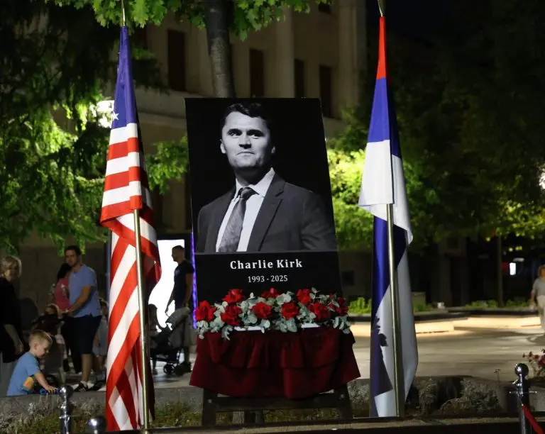 Reakcije na paljenje svijeća za Čarlija Kirka u Banjaluci: “Trampe, primijeti ih, sa mo da nas ne brukaju!”
