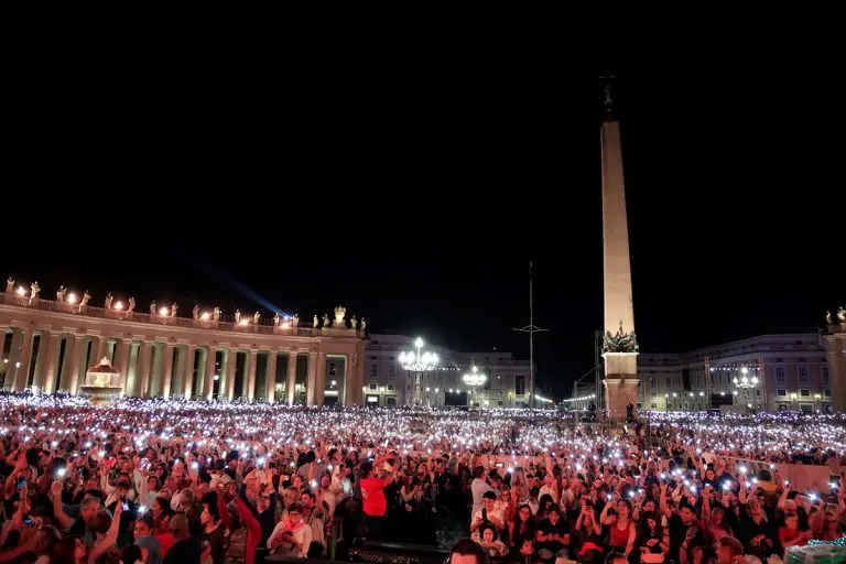 “Milost za svijet”: Na Trgu svetog Petra u Vatikanu održan prvi koncert u 2.000 godina (FOTO)