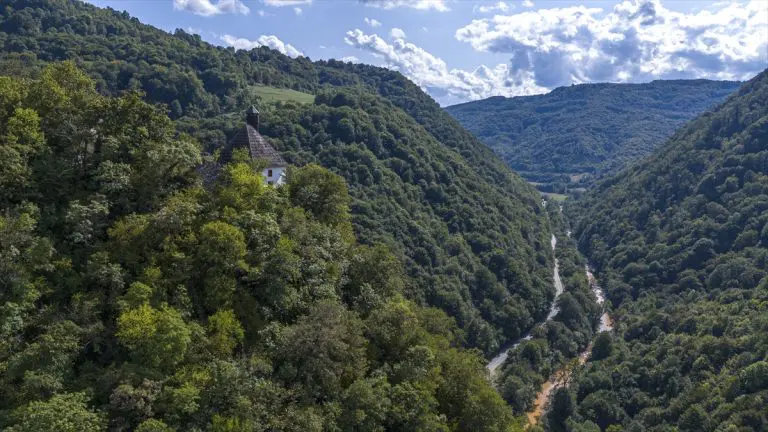Džamija na nebu u istočnoj Bosni prkosi vremenu (FOTO)