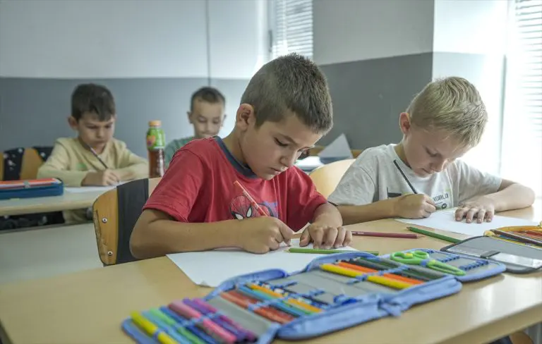Učionice nade u Novoj Kasabi: Šestero prvačića čuvaju pravo na obrazovanje (FOTO)