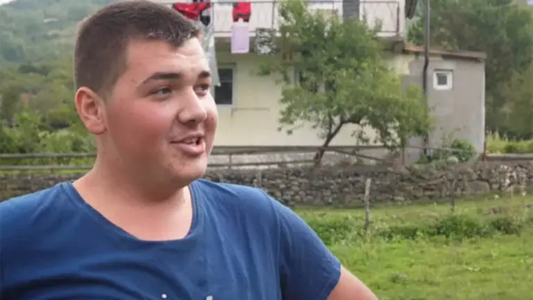 Kosi, muze krave, pravi pitu, radi u firmi: Tinejdžer iz Jajca oduševio region, a njegove izjave se prepričavaju