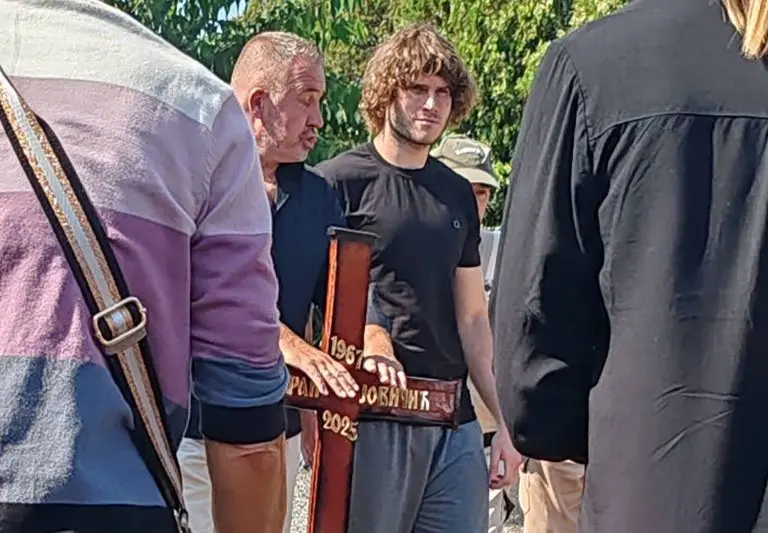 Pogledajte kako je policija studenta Bogdana, koji štrajkuje glađu 6 dana, u lancima dovela na sahranu oca FOTO