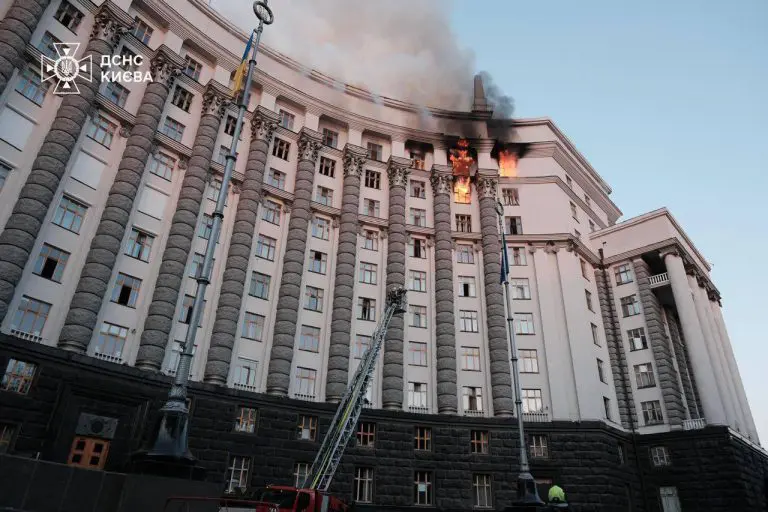 Veliki ruski napad na Kijev: Raketirana zgrada Vlade Ukrajine