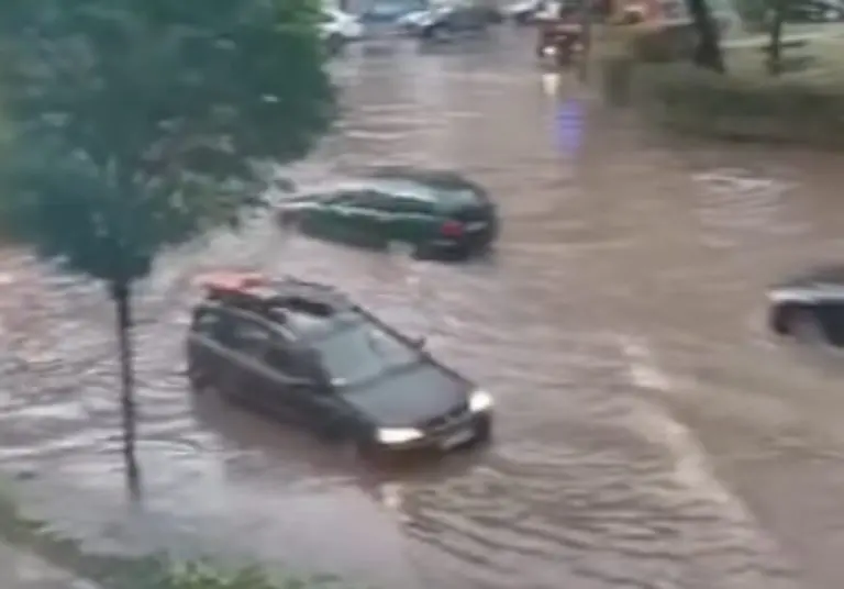 Apokalipsa u Kragujevcu: Ulice pod vodom, automobili zaglavljeni nakon stravičnog nevremena