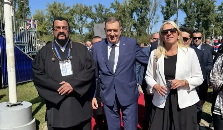 Stiven Segal bio na vojnoj paradi, slikao se i sa Cvijanović i Dodikom