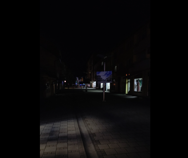 Grad u BiH potpunom mraku: Načelnik ne da pare za rasvjetu, na ulicama samo psi lutalice!