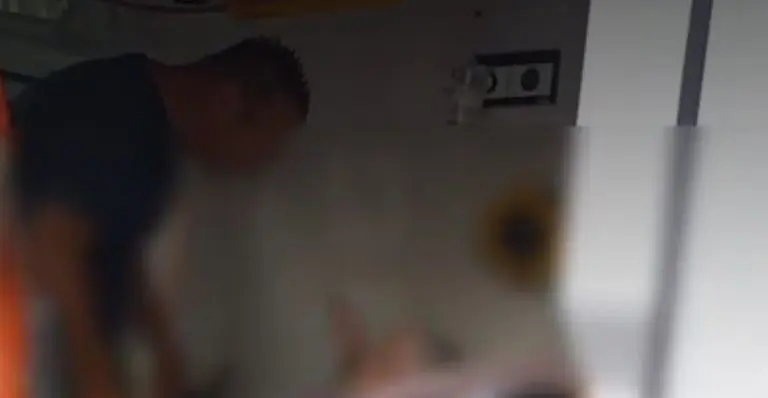 Sramota u Pazariću: Objavljen šokantan snimak maltretiranja starije osobe u sanitetskom vozilu (VIDEO)