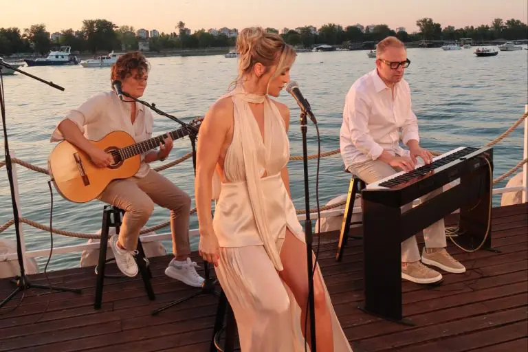 Posvećena njenoj majci: Tijana Bogićević rasplakala region obradom “Stihije”