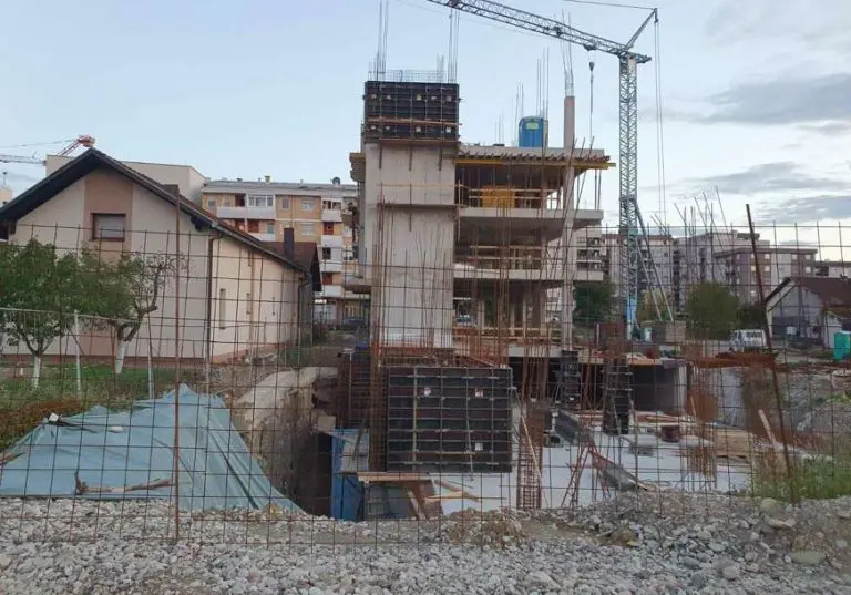 Porodici iz Banjaluke ugrožena kuća zbog susjednog gradilišta, više od godinu dana niko ne čuje njihov apel