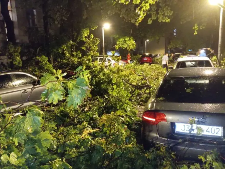 HNŽ: Velike štete nakon nevremena, stabla blokirala promet, u Jablanici postavljene vreće s pijeskom