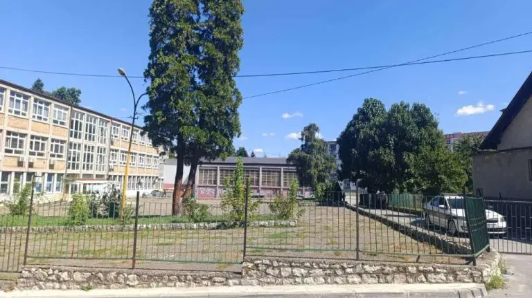 Povrijeđeni maloljetnik u dvorištu OŠ ‘Kreka’ na operativnom stolu UKC Tuzla
