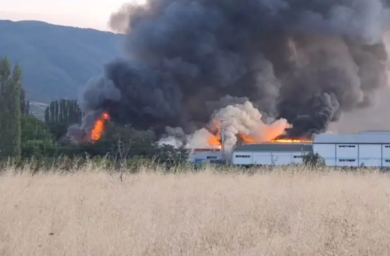 Nova dramatična situacija u Kočanima: Veliki požar, četiri vatrogasca povrijeđena u fabrici slatkiša (VIDEO)