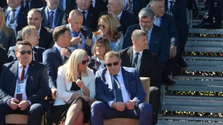 Dodik u prilogu RTS-a o paradi ostao bez potpisa, prikazan kao običan građanin